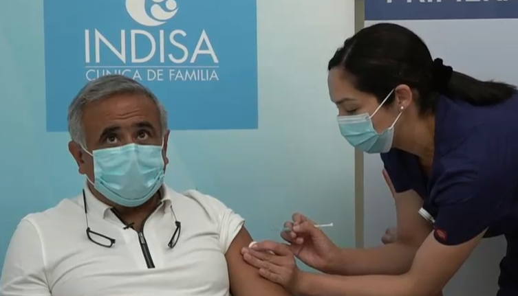 Dr. Ugarte recibió la vacuna contra el COVID-19 en la Clínica Indisa