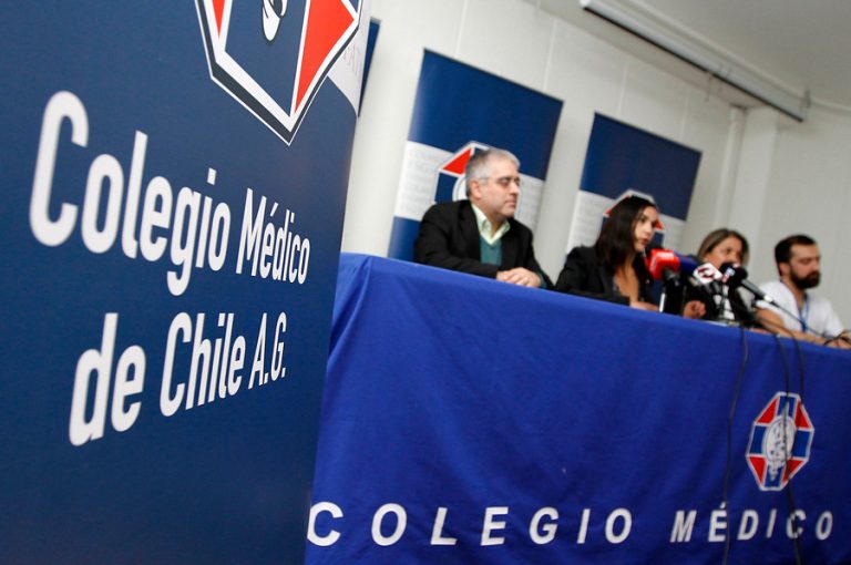 La pugna entre el Colegio Médico y el gobierno por el Bono COVID-19