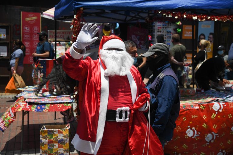 Policía se disfrazó de Viejo Pascuero para detener a sujeto prófugo desde septiembre
