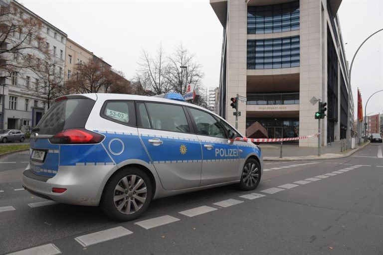 Alemania: Policía investiga tiroteo que dejó cuatro heridos graves frente a la sede del Partido Socialdemócrata