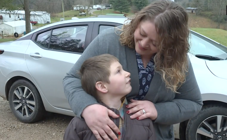 Niño de 7 años regresó a su casa en llamas para salvar a su pequeña hermana de violento incendio
