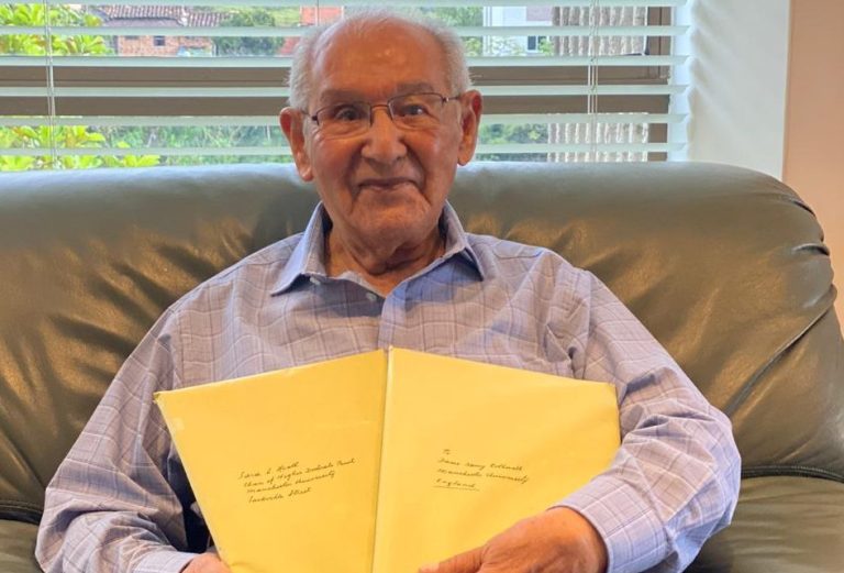 Tiene 104 años, acaba de presentar su tesis doctoral y resolvió un milenario enigma