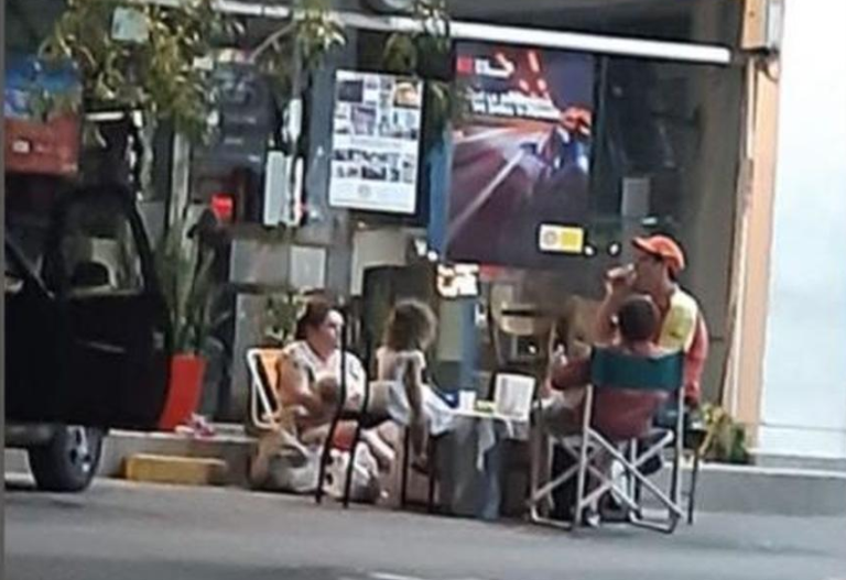 Familia llegó hasta el trabajo del padre para pasar la Navidad junto a él