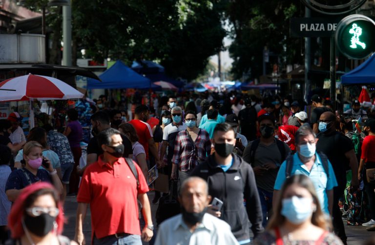 COVID-19: Chile cierra el año con la cifra de contagios más alta desde julio