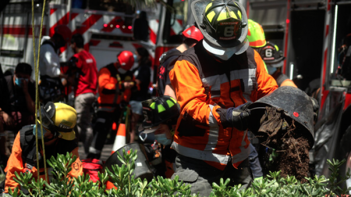 Confirman fallecimiento de adulto mayor que cayó a una alcantarilla en Santiago