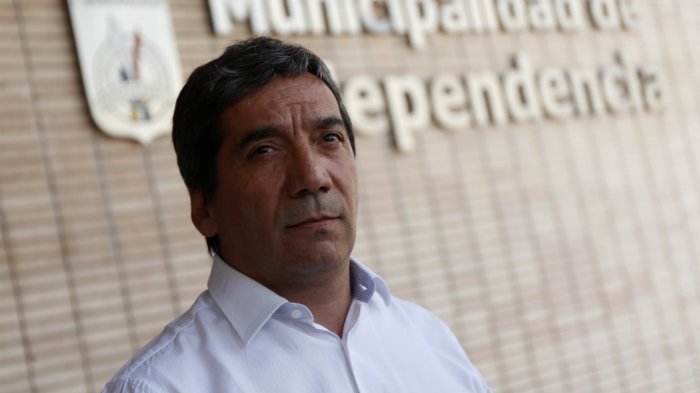 “Esto genera una posición muy grave para Independencia”: El alcalde de la comuna sobre el retroceso a fase 2 en la RM