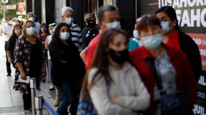 Largas filas en sucursales de AFP en primer día de retiro del segundo 10%