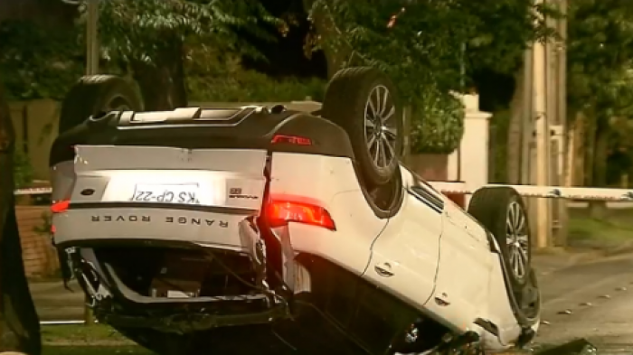 Choque múltiple en Las Condes: Tres vehículos colisionaron y un poste fue derrumbado