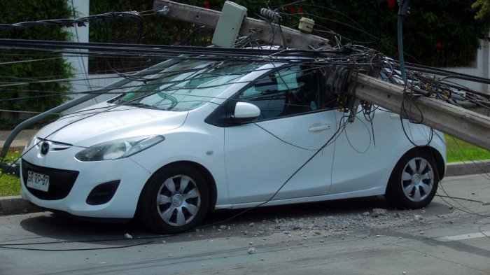 Detienen a conductor de camión que derribó siete postes de tendido eléctrico