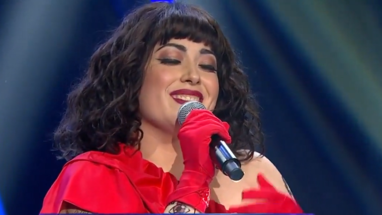 Cautivadoramente dulce: La apasionada presentación de Mon Laferte