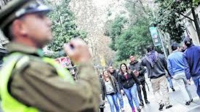 Delitos a plena luz del día: Alza de violentos asaltos en previa de navidad preocupa a las personas