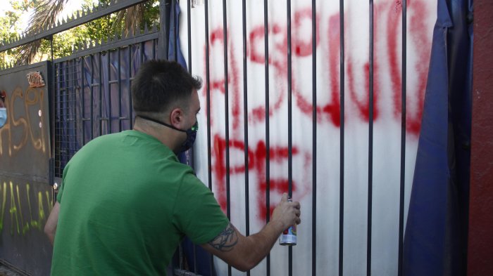 Luis Petersen rayó y golpeó casa de padres de Felipe Rojas tras confesión