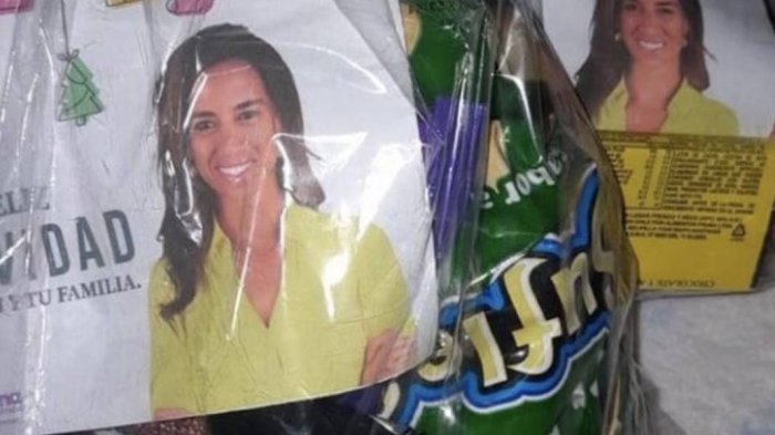 Denuncian a diputada Paulina Núñez por regalar dulces con su fotografía