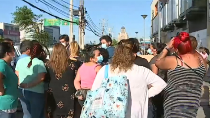 Siguen los enfrentamientos en Plaza de Maipú tras balacera: Locatarios se niegan al cierre de feria navideña