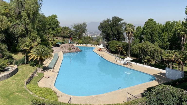 Temporada de piscinas inicia con estricto protocolo sanitario: Aforo reducido, distanciamiento y uso de mascarilla