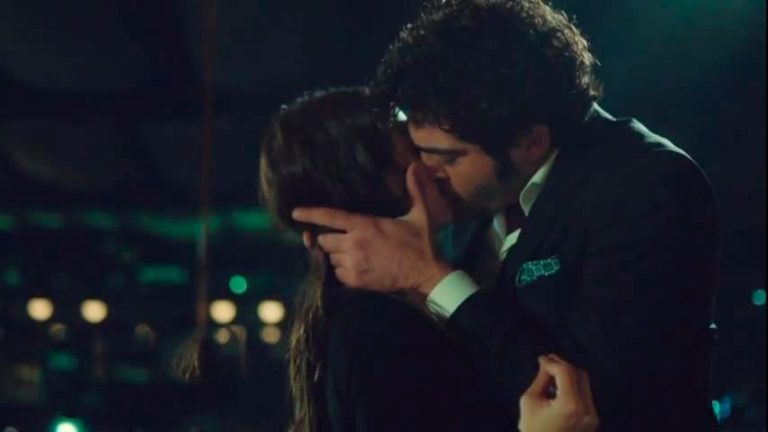 Próximo capítulo: Baris le robará un beso a Filiz