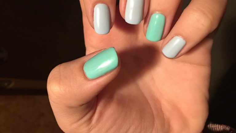 Joven acusa discriminación tras ser suspendido de su colegio por usar uñas pintadas