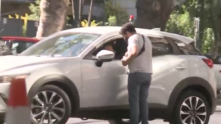 Denuncian peleas y consumo de alcohol: Erradican a estacionadores ilegales por cobros abusivos en Providencia