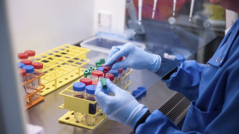 Eficacia de la vacuna contra el COVID-19 de AstraZeneca alcanza un 70,4%