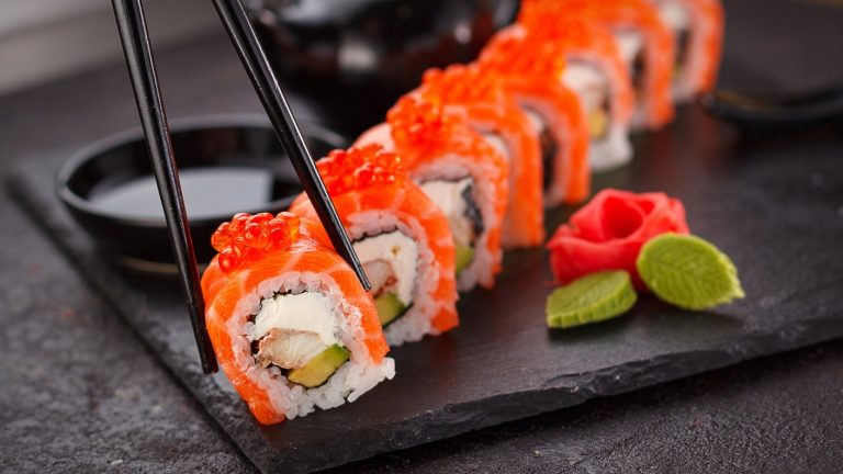Mujer sufre alucinaciones durante meses tras comer sushi preparado cinco días atrás