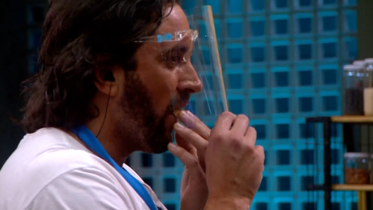 Le robó el postre: Arturo emplató uno de los éclair que preparó Amelia Herrera