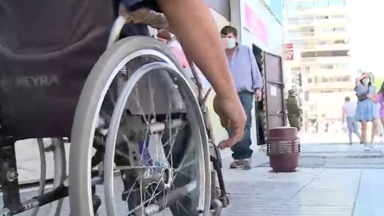 Persona con discapacidad denuncia discriminación en bus: Acusa que chofer no quiso abrir la puerta