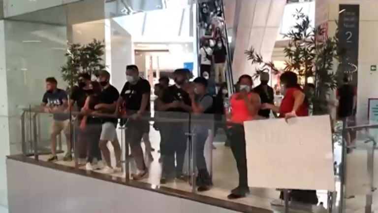 Comerciantes instalaron barricadas en las cercanías del Mall Costanera Center