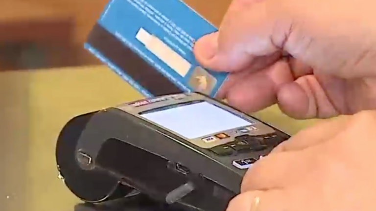 Compras registraron un alza del 12% en el tercer trimestre: Aumentó el pago con débito y cayó el crédito