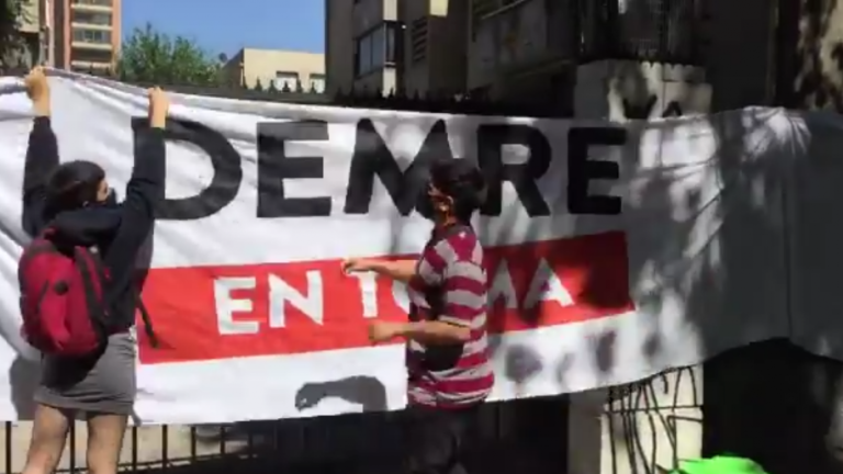 Estudiantes tomaron acceso al Demre en Ñuñoa: Protestan contra la Prueba de Transición