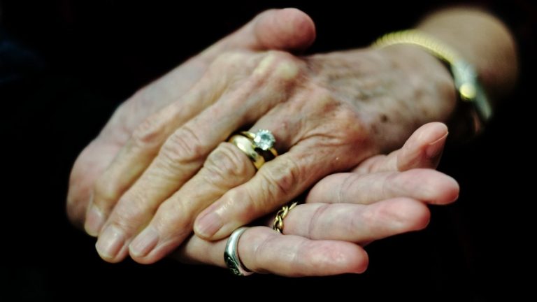 Bono Bodas de Oro: Revisa el monto y quiénes pueden cobrar el beneficio