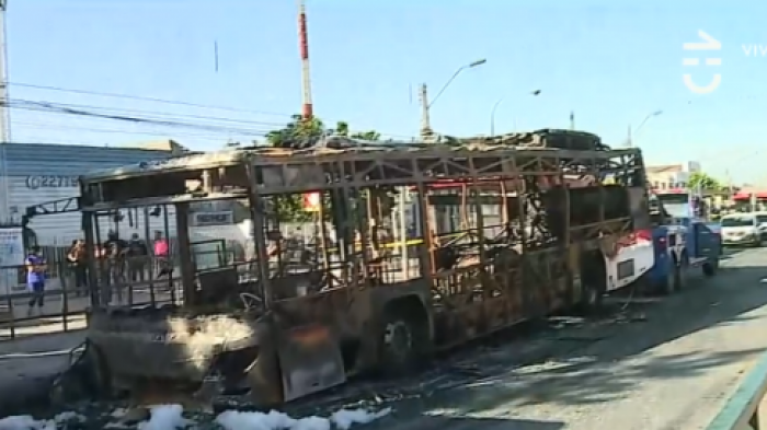 Turba de 50 personas quemó 4 buses Red durante la madrugada en la Alameda