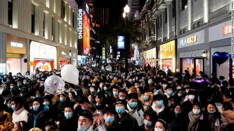 Sin distancia social: Wuhan, cuna del coronavirus, recibe el Año Nuevo con fiestas multitudinarias