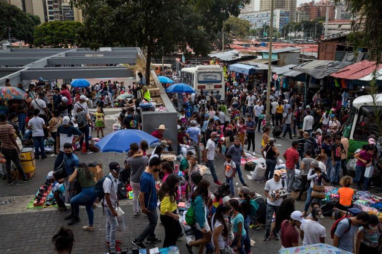 Venezuela anuncia confinamiento radical tras alza en casos de COVID-19