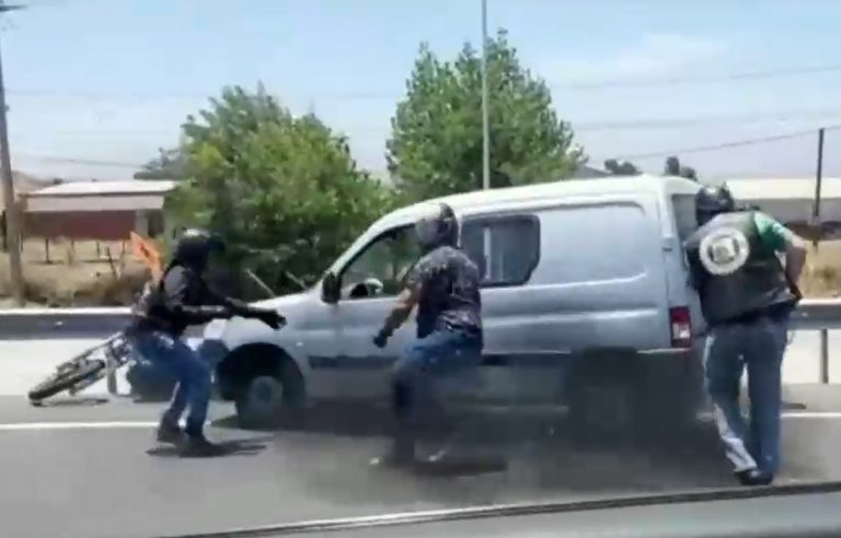 Registran violenta pelea entre conductores durante congestión por controles sanitarios