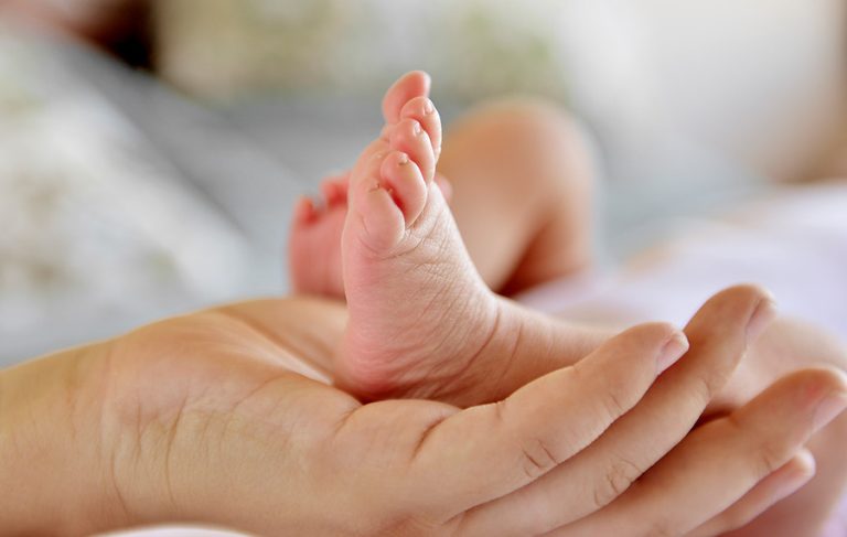 Primer bebé del 2021 en Chile nació en Temuco apenas dos minutos después de la medianoche