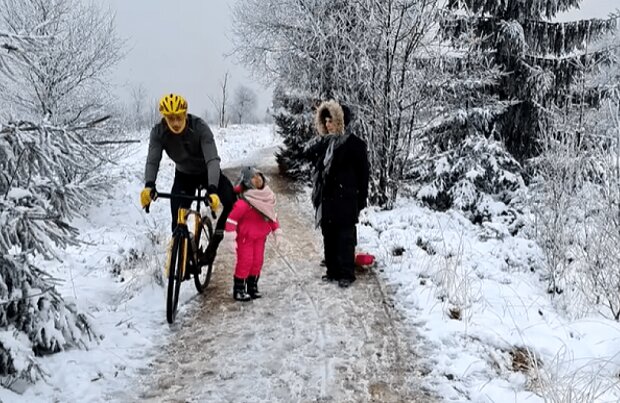Ciclista empujó con su rodilla a niña de 5 años para poder pasar: Padres presentaron denuncia en su contra