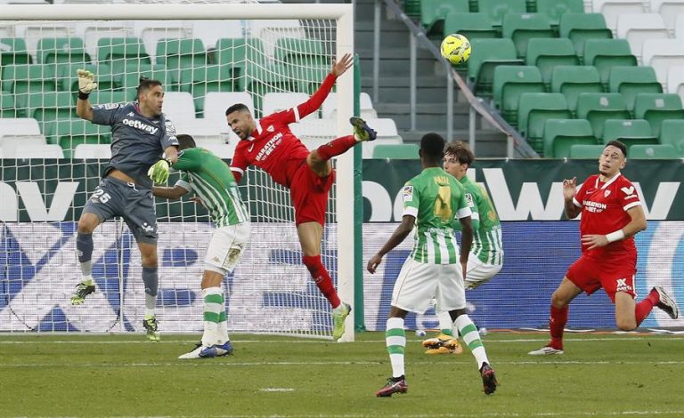 El Betis de Pellegrini igualó en el clásico ante Sevilla en el regreso de Bravo