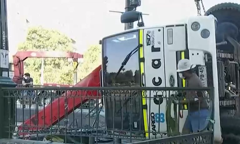 Grúa cayó al río Mapocho en pleno Puente Pío Nono: Instalaba una estructura de Teatro a Mil