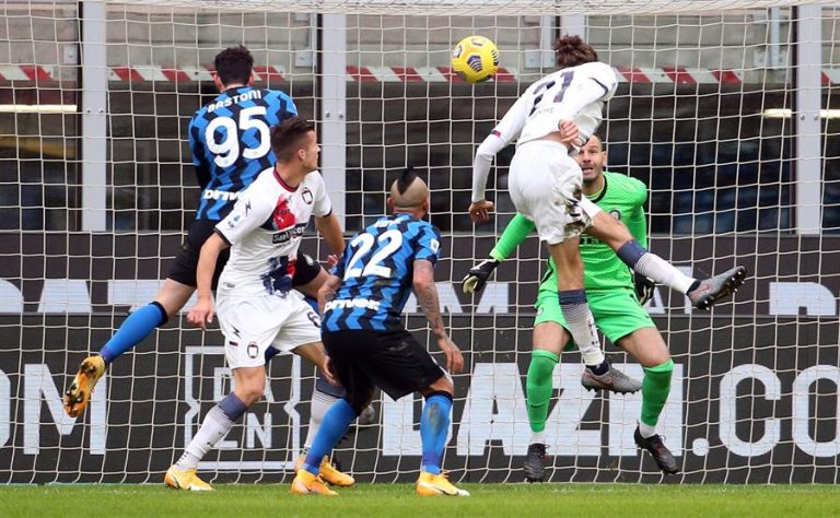 Inter con Arturo Vidal aplastó a Crotone de Luis Rojas en la Serie A