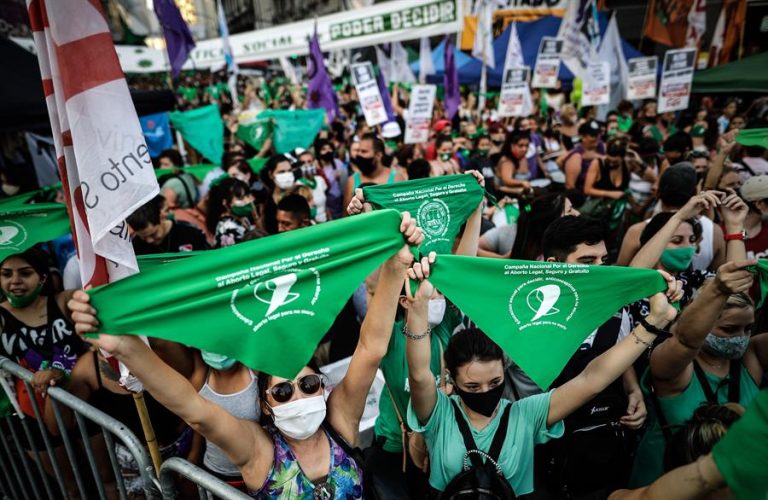 El 56% de los chilenos está de acuerdo con el aborto sólo en algunas circunstancias, según Cadem