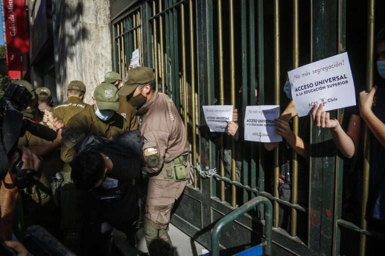 Carabineros detuvo a camarógrafo de CHV Noticias en manifestación de la ACES fuera del Mineduc