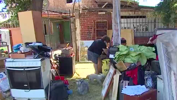 Mujer de 70 años quedó en la calle tras ser desalojada por sus hijas: Acusan ser dueñas de la vivienda