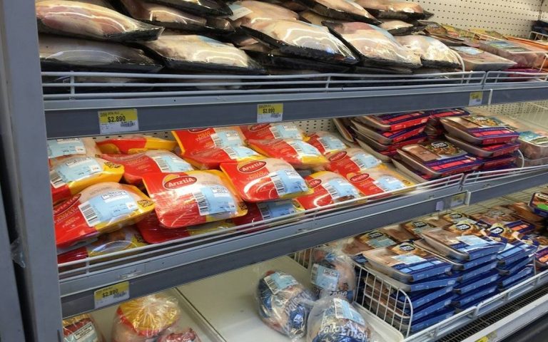 TDLC acoge a trámite demanda del Sernac en contra de Cencosud por colusión en la venta de pollos