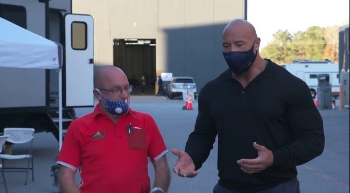 Cadena de favores: “La Roca” le regaló una camioneta a un amigo que lo ayudó en su adolescencia