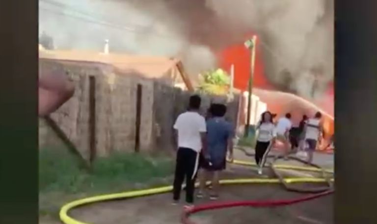 Cinco casas resultan quemadas por incendio originado en galpón de fábrica en Pudahuel