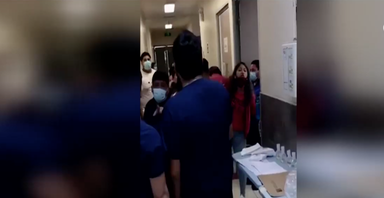 Funcionarios del Hospital El Pino piden protección tras destrozos y agresiones: 