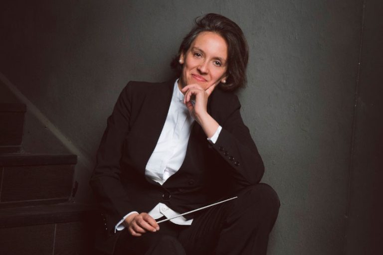 Conoce a Alejandra Urrutia, la primera directora de la Orquesta de Cámara del Municipal