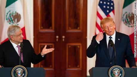 Presidente de México critica a Twitter y a Facebook por bloquear a Trump: 