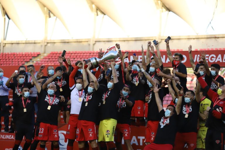 Ñublense selló su retorno a la división de honor tras coronarse campeón de la Primera B