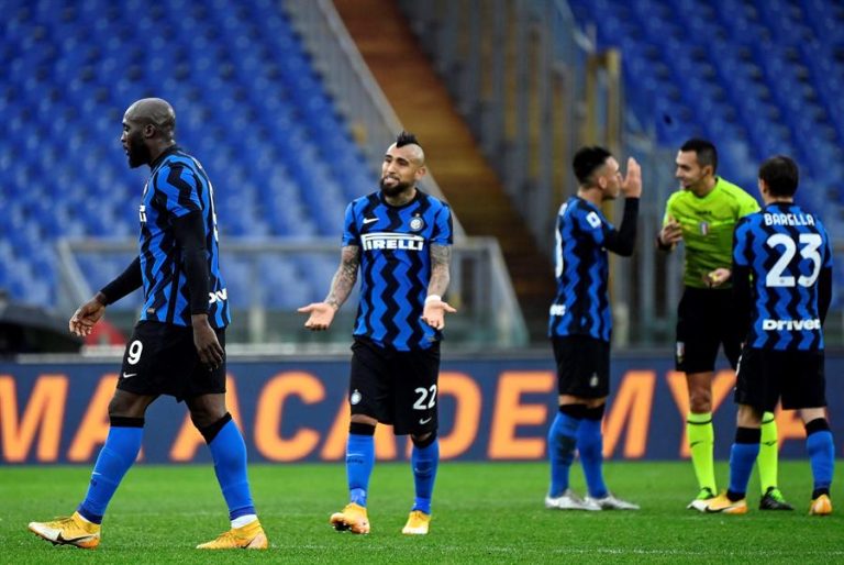 Vidal estuvo desde el arranque en empate del Inter con AS Roma por la Serie A